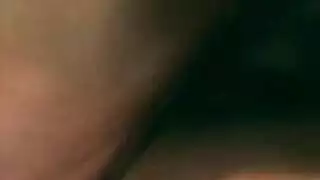 شقراء ضخمة الصدر تمص قضيباً غليظاً في مشهد إباحي