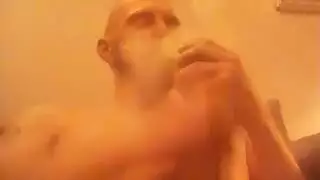 شقراء مدخنة تحصل على ضرب أنابيب شامل