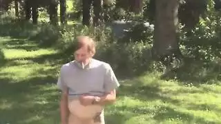 ملكة الحلق العميق تفتح ساقيها للحصول على منظر مثالي