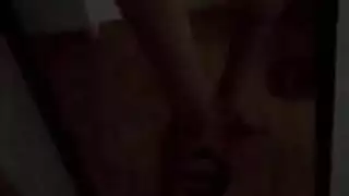 أم شقراء ماكرة وعشيقها في مغامرة جنسية صريحة في غرفة النوم