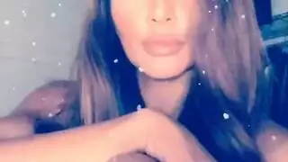 مراسلة مكتنزة تخدم قضيب عميلها الصلب بمص عميق