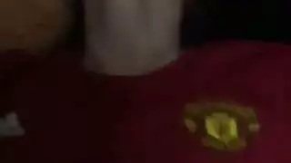 الجنس المزدوج الأول للعاهرة الصغيرة: الجار والصديق يمددانها
