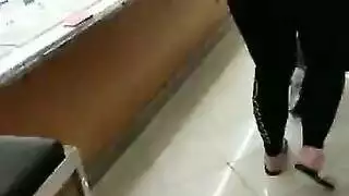 شقراء ناضجة مثارة تجعل فرجها مبللاً وجاهزاً للقضيب