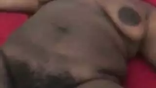 ربة منزل خائنة تظهر أدغالها وتأخذ المني على أثدائها
