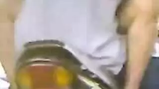 رحلة عارية علنية تنتهي بوضعية الكلب على الدراجة النارية