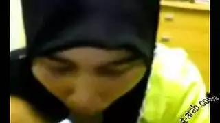 تمص ويجيبهم في فمها