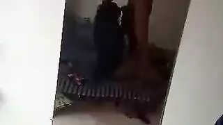 فم المراهقة ممتلئ بقضيب صلب في جنس جماعي بدبي