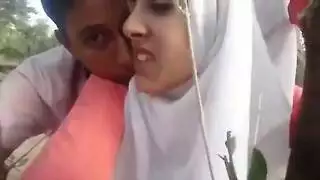 شاب عربي مراهق يظهر مهاراته الجنسية