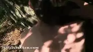 أخذت بعمق في الغابة من أجل إيلاج مزدوج غير متوقف
