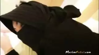 خيال جنسي مزدوج مع عربية مقنعة