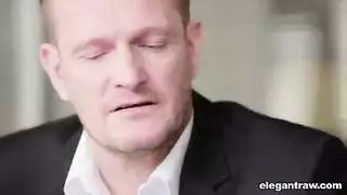 حركة إباحية على المكتب: قذف في حلقها