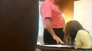 لقطات متسللة: موظفة خاضعة تخدم القضب الكبير لمديرها