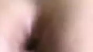 جنس شرجي صريح: فتاة سعودية تأخذه بعمق على الأريكة