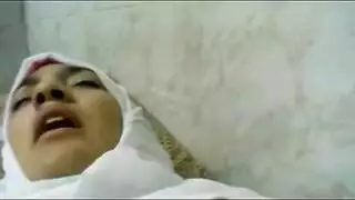 عربية محجبة تأخذ جماعًا قاسيًا وتلعب بحلمتيها