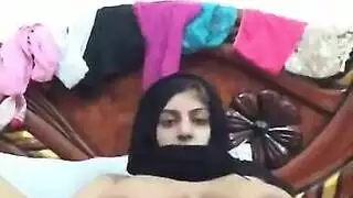 امرأة ممتلئة الجسم مثيرة تتفاخر بجسدها الناعم ولحمها على البث المباشر