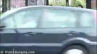 ناك عاهرة جامح في العلن بجوار الحافلات