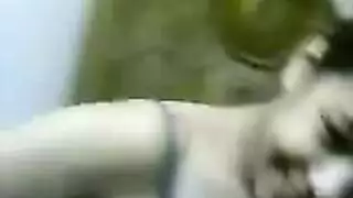 فتاة محجبة تخلع ملابسها وتداعب نفسها ثم تمارس جنساً صارخاً