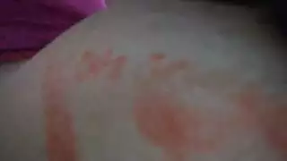 خيال جنسي يتحقق: قضيب عملاق ينيكها بقوة، ويرسم على جلدها
