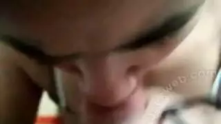 عاهرة جزائرية تأخذ عمودًا كبيرًا وخشنًا في فمها صريح