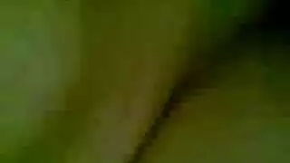 عاهرة سورية تتعرض للضرب وهي تمص قضيبًا سميكًا