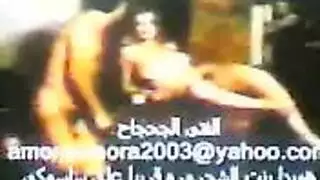 الفتاة الساخنة المجاورة تمارس الجنس أمام الكاميرا