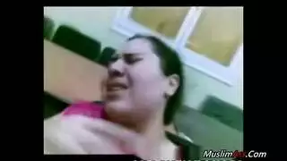 عذراء عربية متشوقة تتوسل للقضيب