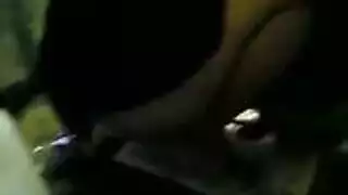حجابية مثيرة تُدمر مهبلها على أرضية الحمام