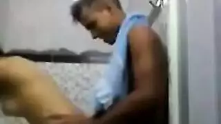 ينيك اختة بالحمام واهلة مش بالبيت