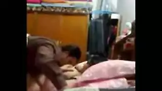 شرموطة عربية فلاحة شديدة تتعرى و تتناك و تتصور ملط على السرير الفيديو الإباحية عالية الدقة