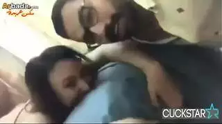 مشهد إباحي: الزوج يشاهد زوجته تأخذ عدة أفراد