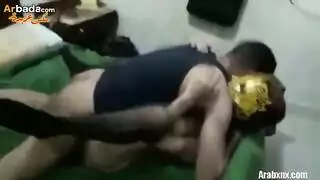 فيديو إباحي: عاهرة مراهقة تتوسل لأبيها للقذف داخلها