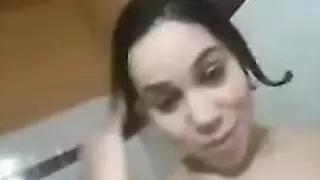 صدر الشابة المصرية الحار في مشهد إباحي صريح