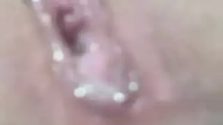 نمرة ماهرة تتحمل ضربات في حلقها المتلهف الرطب