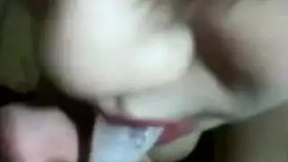 علاقة غرامية مثيرة: زوجة تستمتع بجلسة جنس فموي مصورة