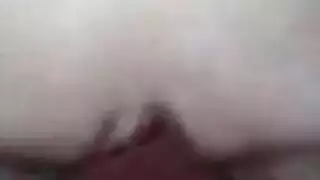 يدلك قضيبه بيدها ثم تفرش به مهبلها