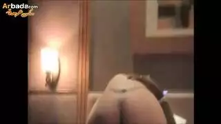 تسقط على ركبتيها لتبتلع قضيب زوجها الصلب الإباحي