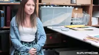 الاب يتحرش ابنتة وتمص زبه