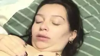 الفاجرة تُغطى بملاعق لزجة من السائل المنوي على صدرها