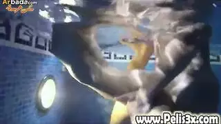 احتفال جنسي مائي: مص وقوف كلب بجانب المسبح
