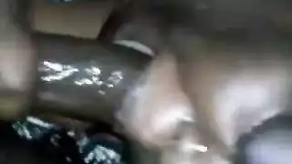 فيلم للكبار في السيارة: الزوجة تأخذ قضيبه الصلب في فمها