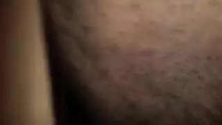 الإلهة السمراء تأخذ قضيبًا قاسيًا وتئن مثل المجنونة