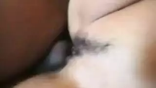 فتاة عربية ممتلئة الجسم ترتدي الجوارب تتلقى السائل المنوي على صدرها