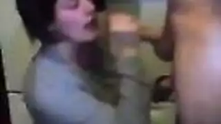 فتاة فاتنة تستخدم مضخة القضيب على قضيب صغير لممارسة جنس صريح