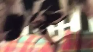 سيدة ناضجة ذات عيون زرقاء تمارس الجنس الشرجي في المكتبة، مشهد موجه للكاميرا