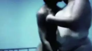 يداعب زوجته بوس و احضان