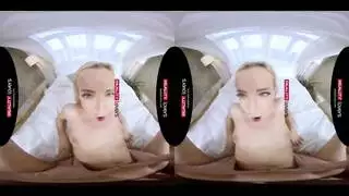 شقراء نحيفة تُحشى بقضيبين صلبين ضخمين في ثنائي جنسي