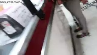 إكس إكس إكس صريح: إيلاج مزدود بالعصي على الأريكة مع عاهرتين