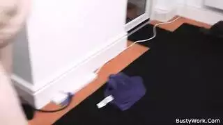تقضي سكرتيرة شقراء وأصدقائها وقتًا ممتعًا مع رجل قرني متزوج