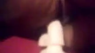 تبلغ النشوة بقوة من تحفيز بظرها الخاص