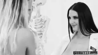 أنيكا ألينا الشقراء المثيرة تتوق لممارسة جنس قوي بجانب المسبح